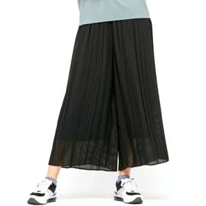 NWT Uniqlo chiffon pleated pants